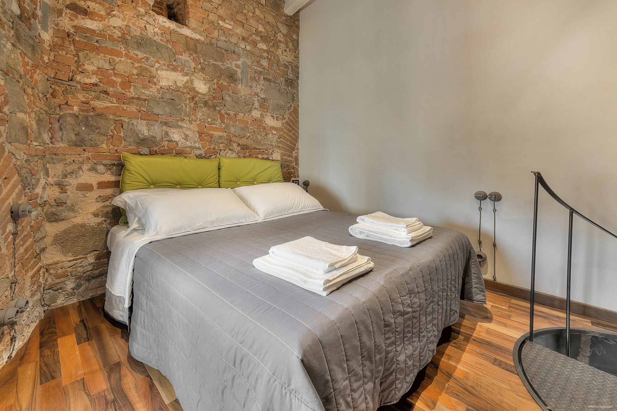 Stone Walls Deluxe Apartment *